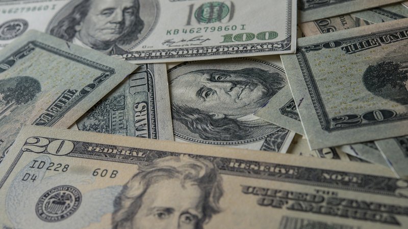 Dólar fecha abaixo de R$ 5 pela primeira vez em mais de dois anos
