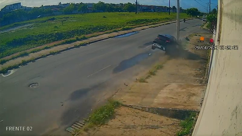 Carro perde controle e derruba poste no bairro Marivan, em Aracaju