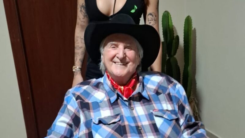 Ana Castela entrevista Sérgio Reis e provoca momento descontraído na gravação do DVD de Paula Fernandes