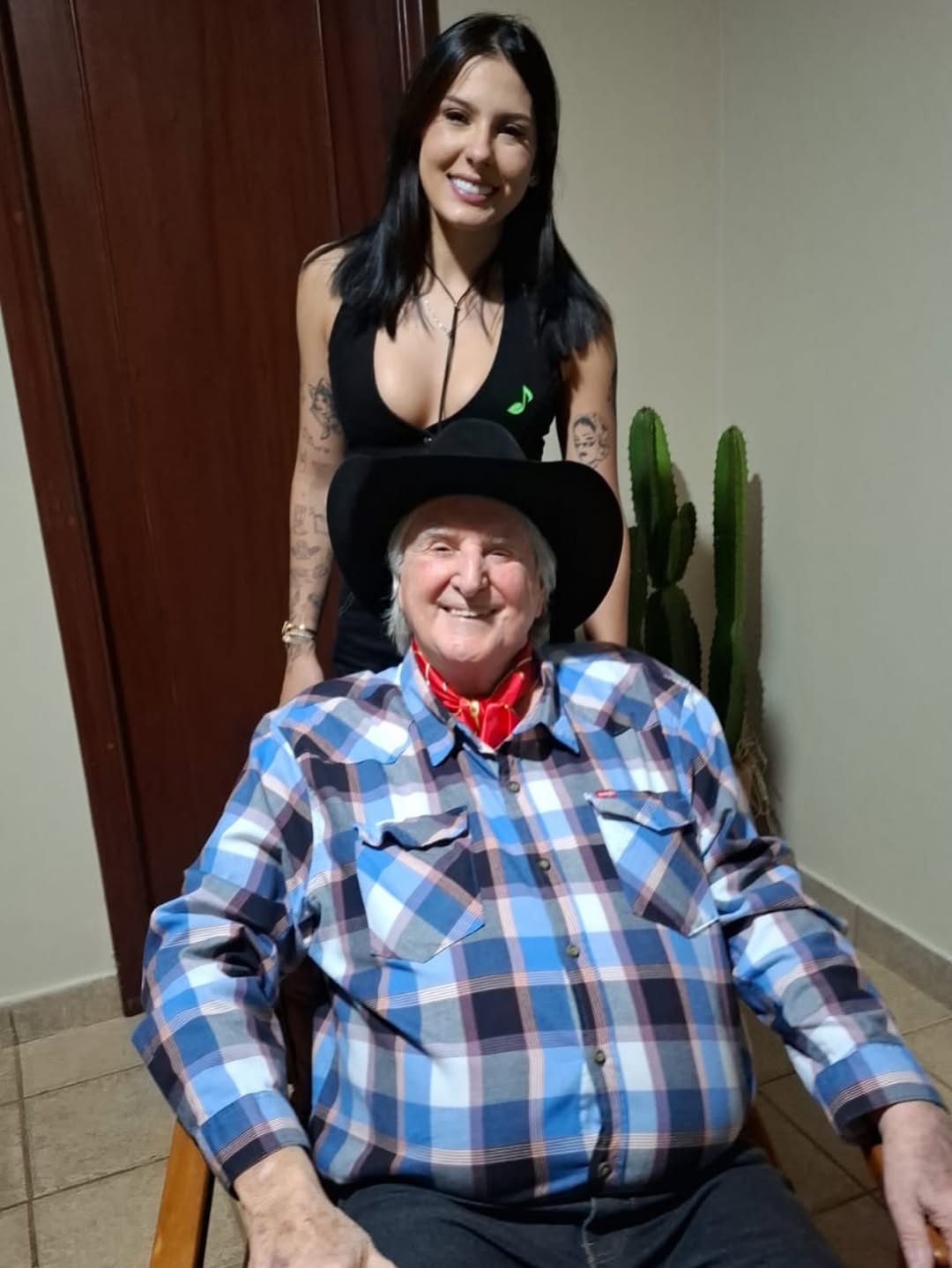 Ana Castela entrevista Sérgio Reis e provoca momento descontraído na gravação do DVD de Paula Fernandes