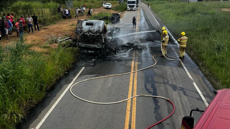 Bombeiros combatem incêndio em caminhão carregado com pneus em Riachão do Dantas
