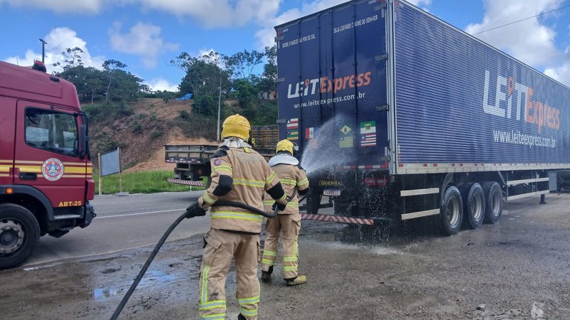 Carreta pega fogo às margens da BR-101 em Carmópolis