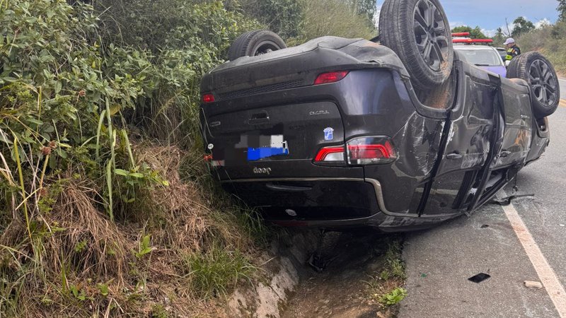 Carro capota e deixa três pessoas feridas na SE-065, em São Cristóvão