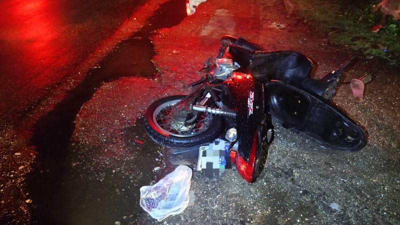 Colisão entre carro e motoneta deixa mulher ferida na SE-100