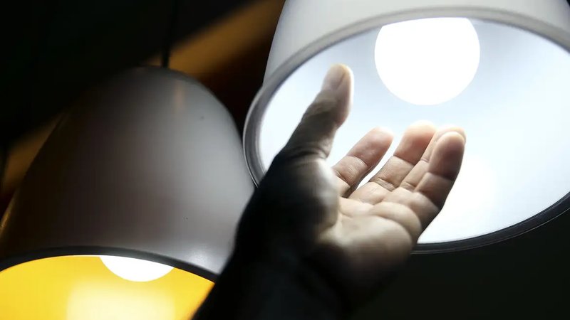 Conta de luz terá cobrança extra em maio com bandeira amarela