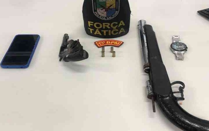 Dupla suspeita de porte ilegal e adulteração de veículo é presa em Aracaju