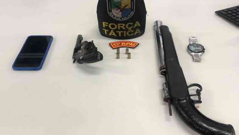 Dupla suspeita de porte ilegal e adulteração de veículo é presa em Aracaju