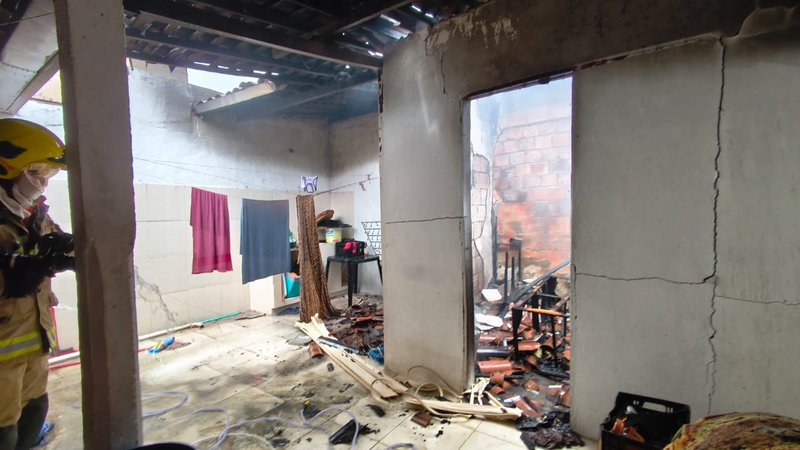 Incêndio atinge residência no bairro Serrano, em Itabaiana