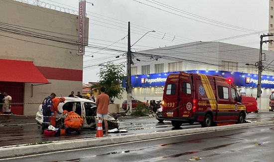 Quatro pessoas ficam feridas após carro capotar na Avenida Hermes Fontes