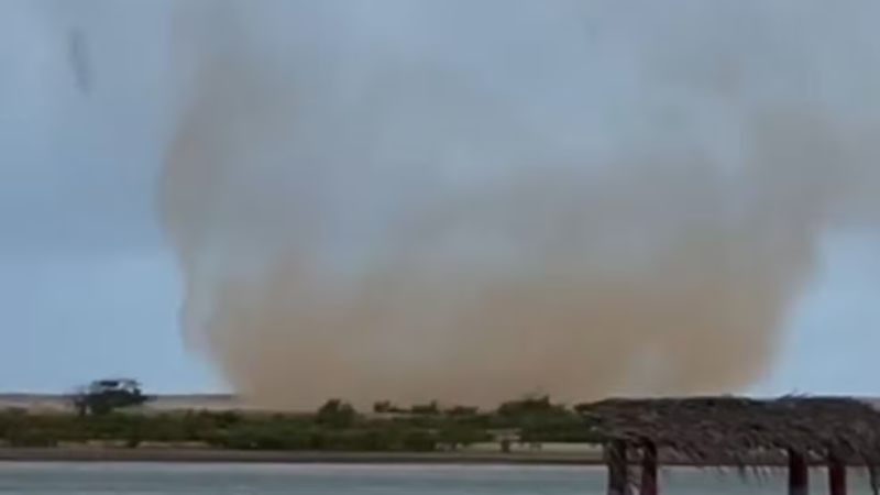 Redemoinho gigante surpreende moradores no Povoado Ponta dos Mangues, em Pacatuba
