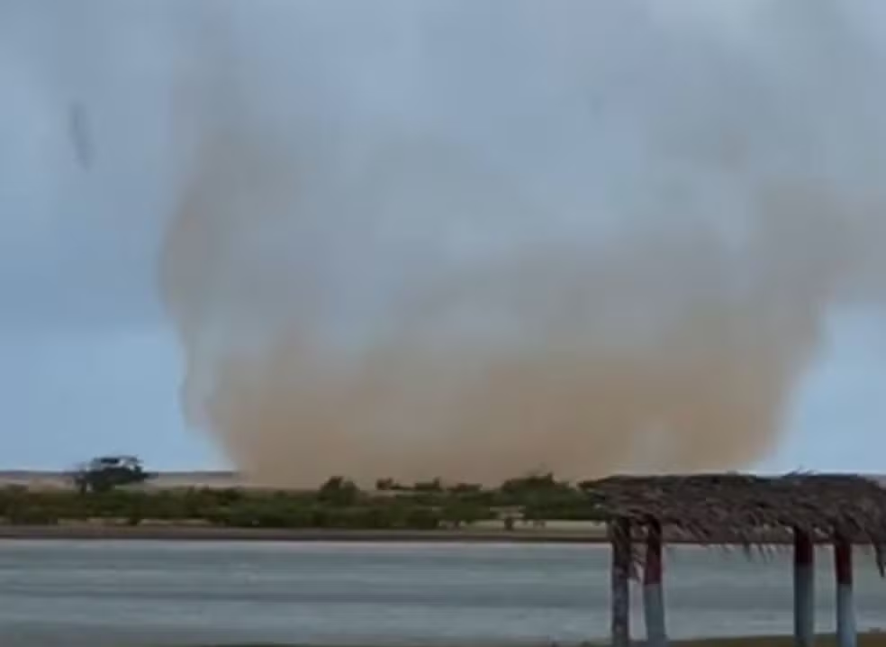 Redemoinho gigante surpreende moradores no Povoado Ponta dos Mangues, em Pacatuba