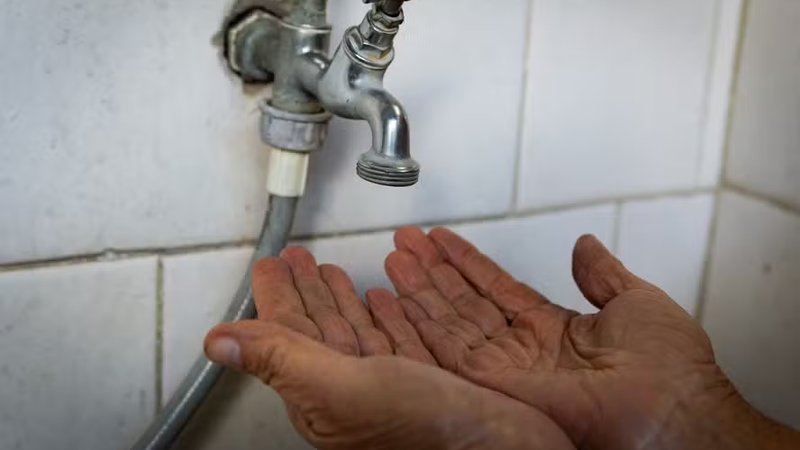 Rompimento de adutora compromete fornecimento de água em bairros de Aracaju