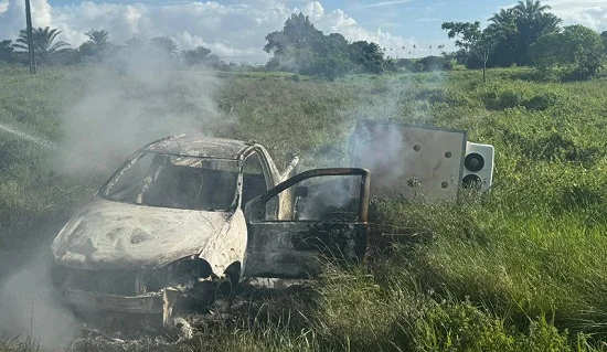 Veículo sai da pista, cai em ribanceira e é consumido pelo fogo em Itaporanga d’Ajuda