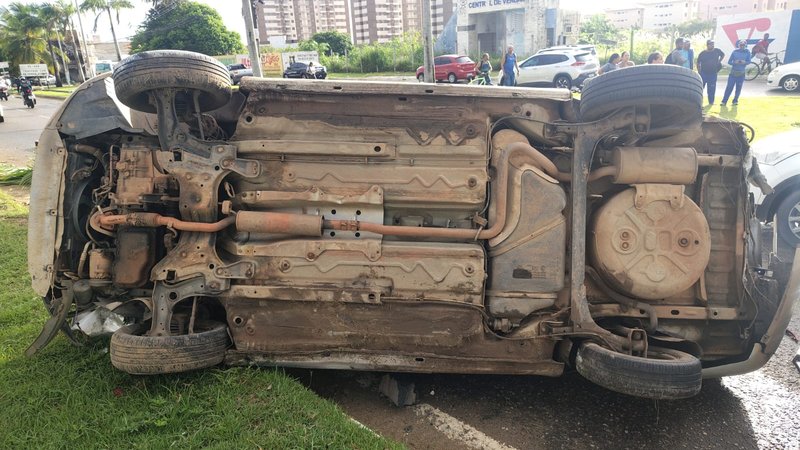 Homem fica ferido após carro capotar e atingir outros veículos na Barra dos Coqueiros