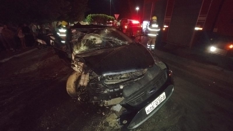 Acidente entre dois veículos deixa vítimas presas às ferragens na BR-101, em Umbaúba