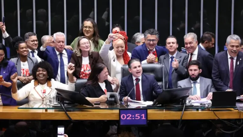 Câmara aprova em dois turnos PEC que encerra escala 6×1; texto segue ao Senado