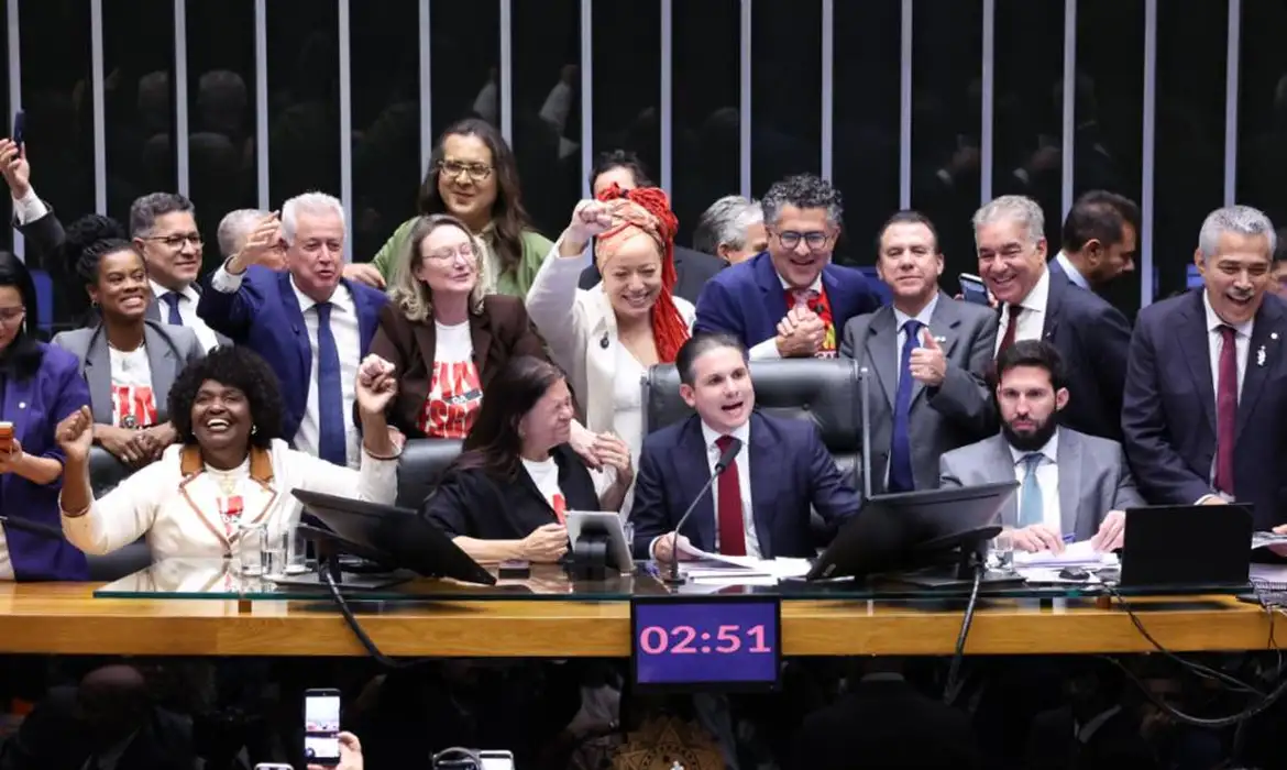 Câmara aprova em dois turnos PEC que encerra escala 6×1; texto segue ao Senado