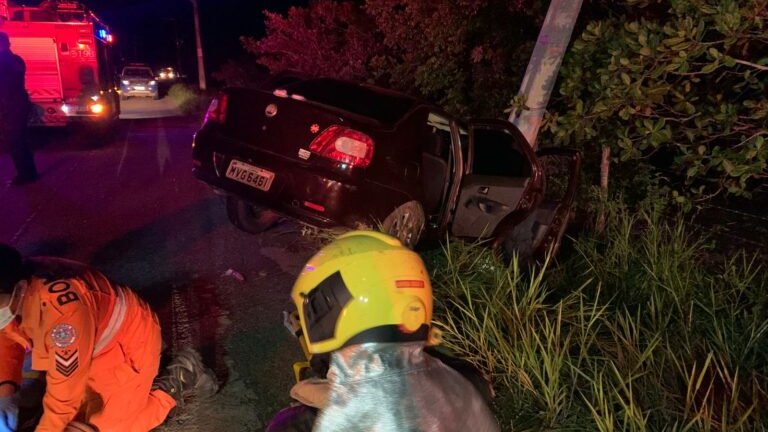 Dois homens ficam feridos após carro bater em poste na SE-100