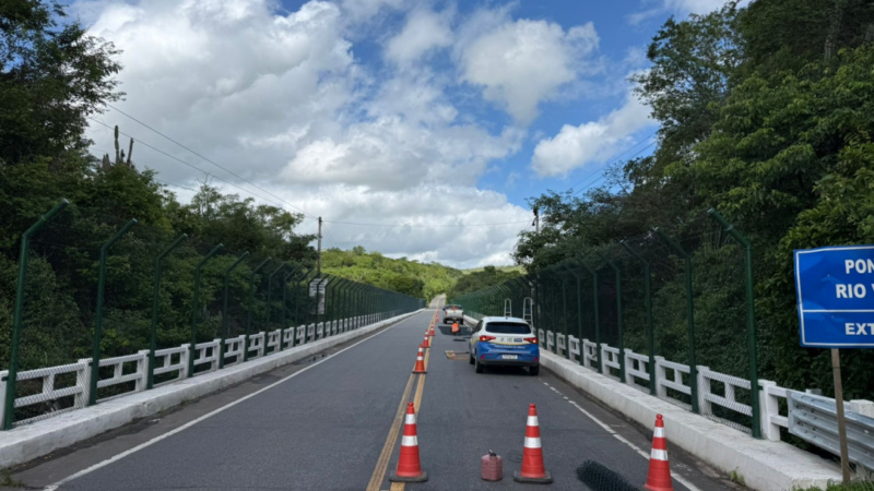 Governo de Sergipe otimiza instalação de guarda-corpos na ponte sobre o Rio Vaza-Barris