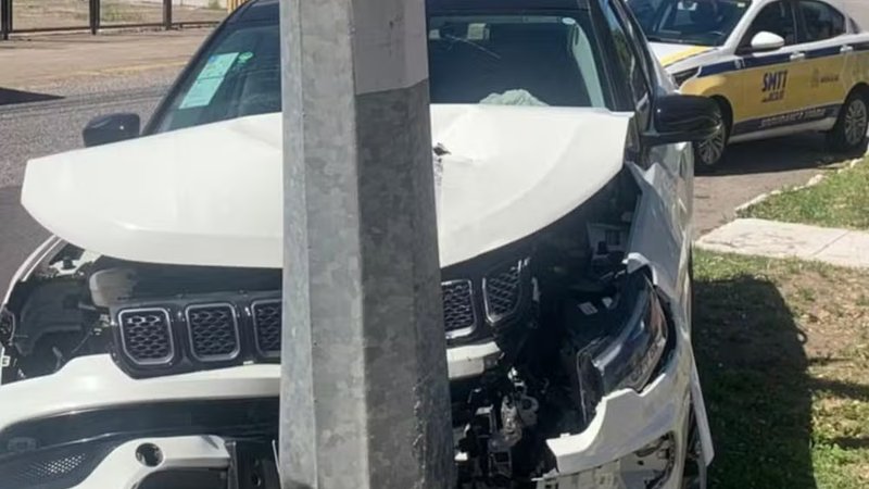 Mulher fica ferida após carro atingir poste na Zona Sul de Aracaju