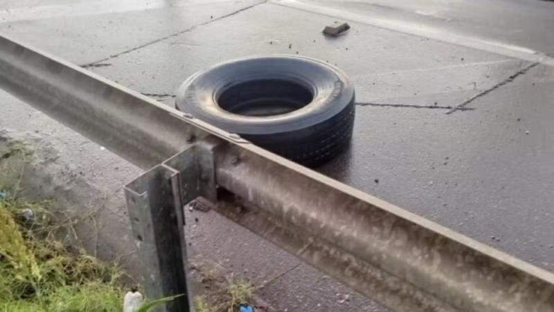 Mulher morre após ser atingida por pneu que se soltou de ônibus em Propriá