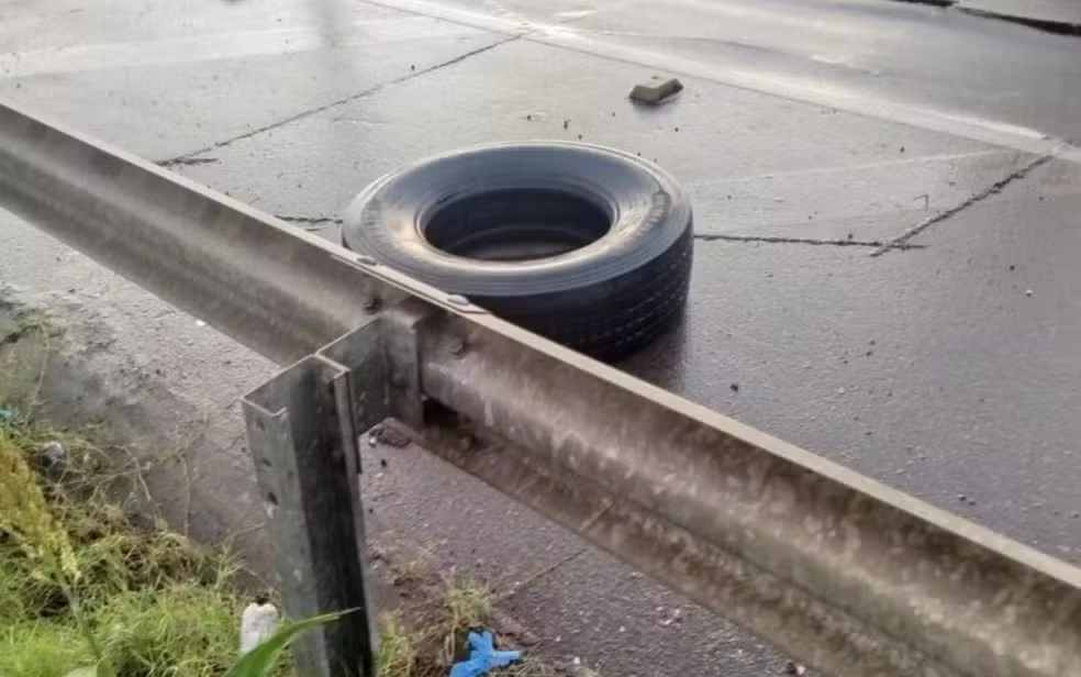 Mulher morre após ser atingida por pneu que se soltou de ônibus em Propriá