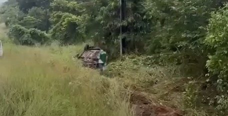 Viatura da Polícia Civil capota na SE-160 após delegado desviar de animal na pista