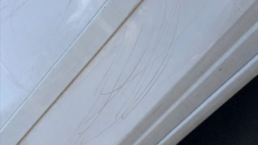 Advogada denuncia danos em carro após se recusar a pagar flanelinha no Arraiá do Povo