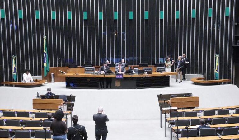 Câmara aprova projeto que autoriza ensino da robótica na rede escolar