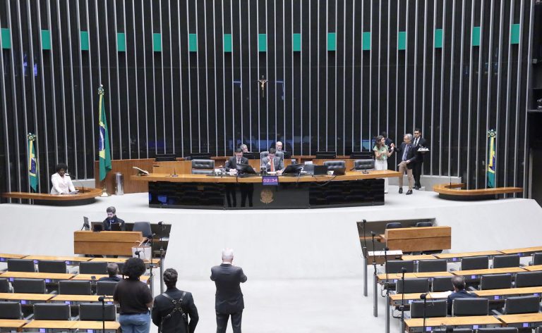 Câmara aprova projeto que autoriza ensino da robótica na rede escolar