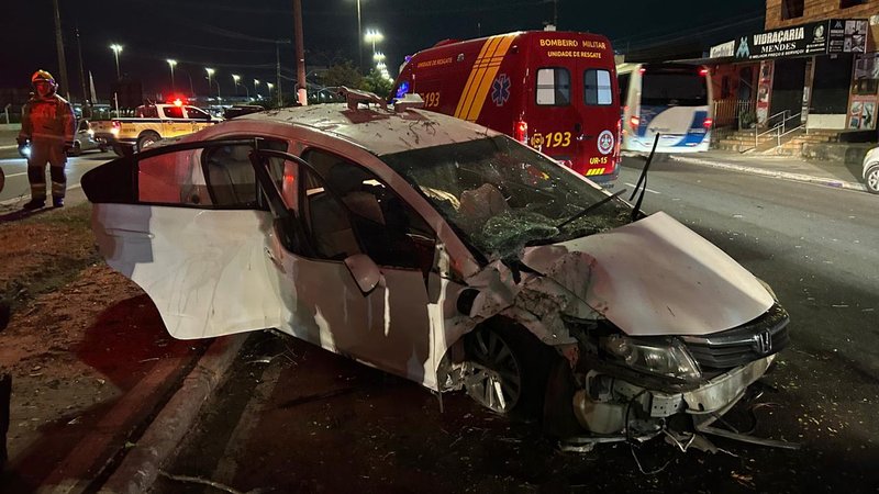 Carro bate em árvore na Avenida Tancredo Neves e deixa quatro feridos em Aracaju