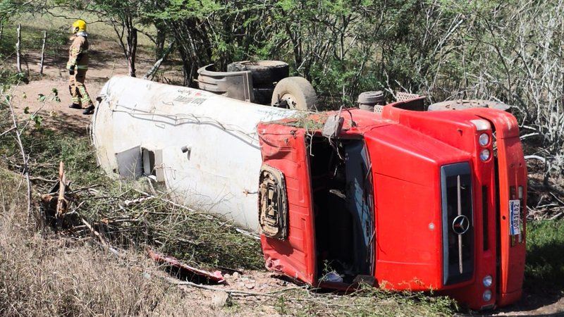 Duas pessoas morrem em colisão entre carro e caminhão-pipa no sertão de Sergipe