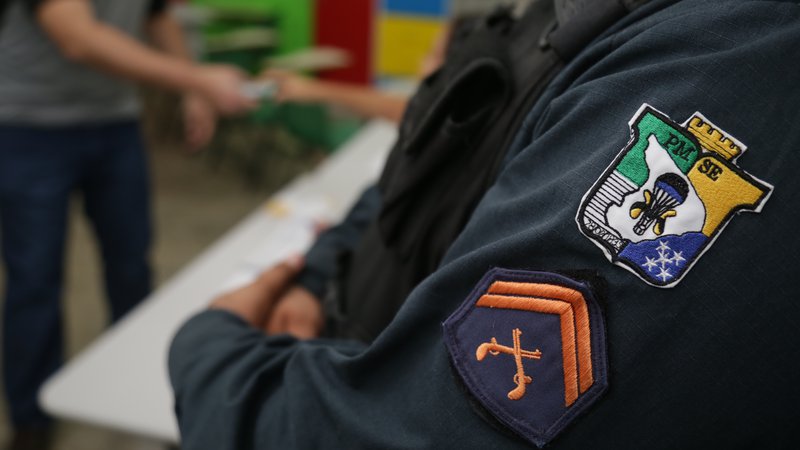 Homem morre e outro fica ferido após ataque a tiros em barbearia de São Cristóvão