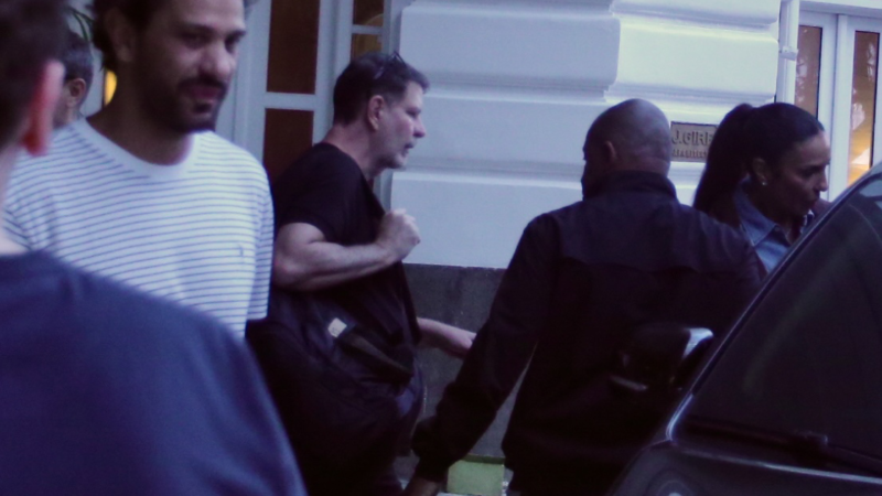 Ivete Sangalo deixa hotel em Copacabana acompanhada do empresário Tiago Maia