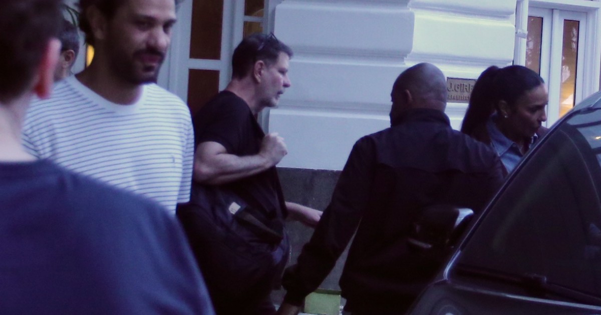 Ivete Sangalo deixa hotel em Copacabana acompanhada do empresário Tiago Maia