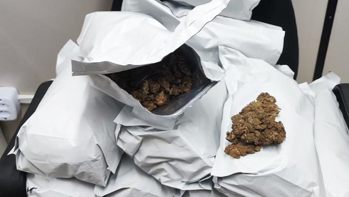 Mulher é presa com 15 pacotes de flor de maconha durante operação do COPE em Socorro