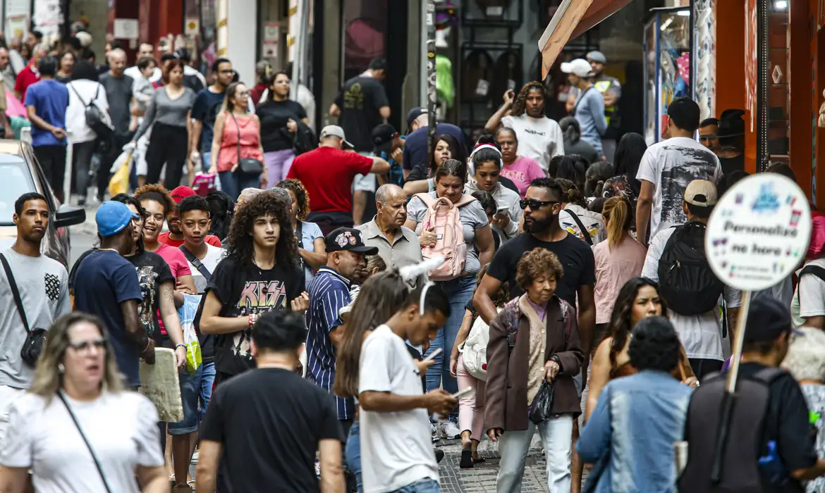 Salários e aumento do emprego reduzem pobreza em 22 regiões metropolitanas