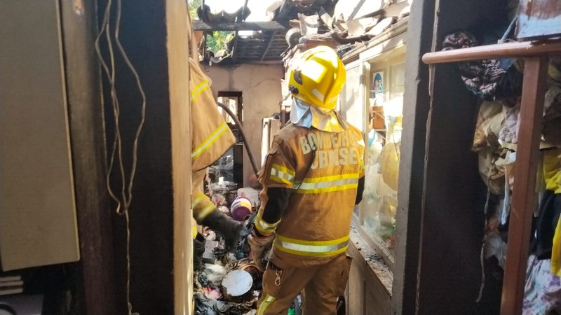 Incêndio atinge residência e destrói parte de imóvel em Carira