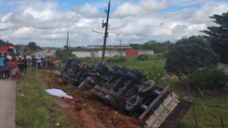 Acidente com carreta deixa mulher e criança mortas na BR-101