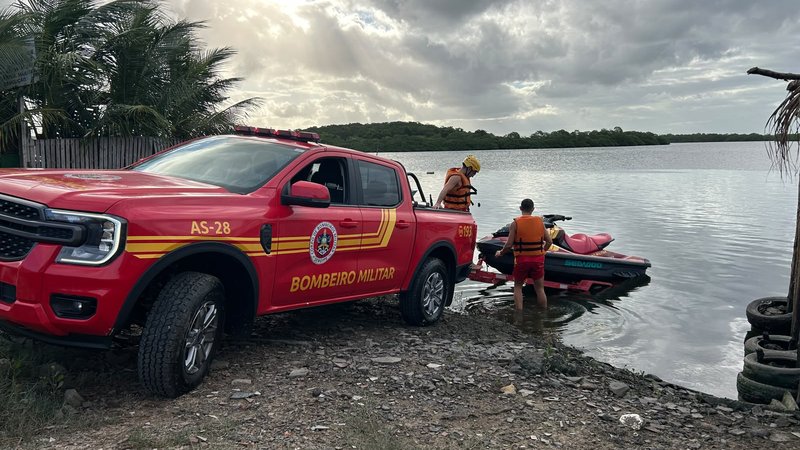 Bombeiros fazem buscas por adolescente desaparecido no Rio do Sal, em Aracaju