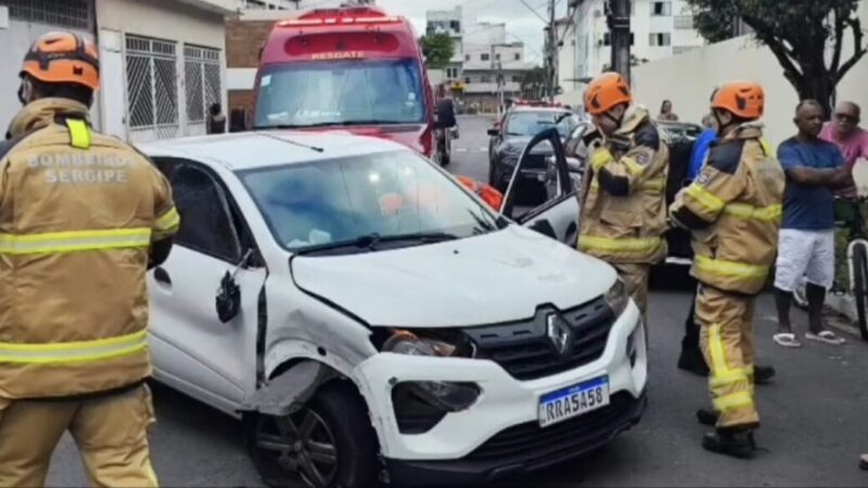 Bombeiros resgatam motorista após capotamento no Bairro Industrial