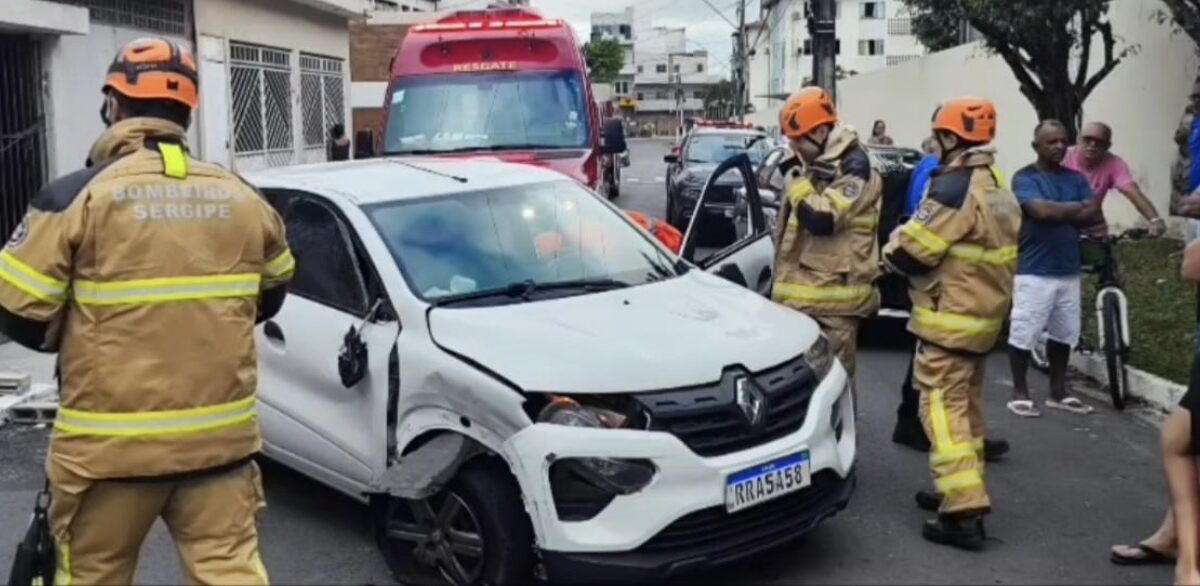 Bombeiros resgatam motorista após capotamento no Bairro Industrial