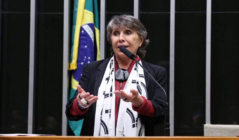 Comissão aprova meia-entrada para responsável por pessoa com deficiência de baixa renda