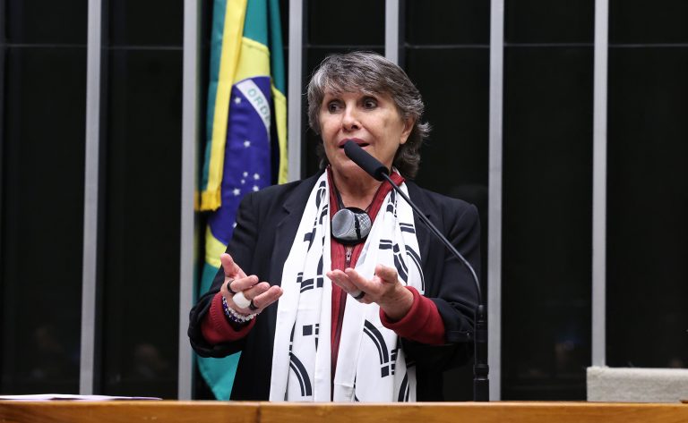Comissão aprova meia-entrada para responsável por pessoa com deficiência de baixa renda