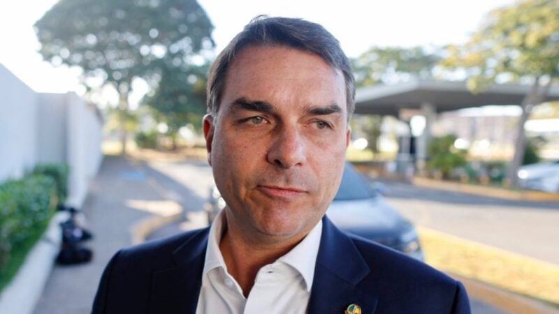 Flávio Bolsonaro solicita pausa de 180 dias antes de novas tarifas dos EUA
