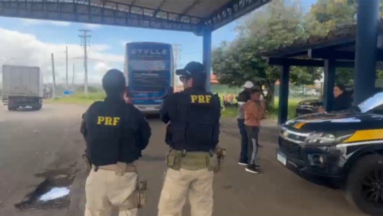 Motorista foge e abandona passageiros após apresentar licença falsa durante fiscalização da PRF