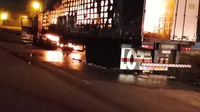 Caminhão é destruído por incêndio na BR-101, em Maruim