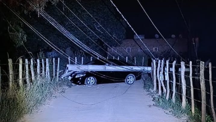 Carro colide contra poste e deixa povoado sem energia em Campo do Brito