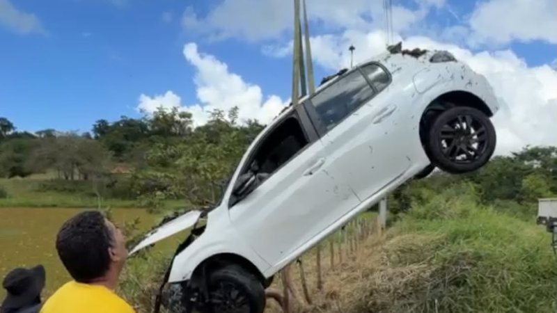 Corpo de Bombeiros retira veículo que caiu em lagoa às margens da BR-101, em Rosário do Catete