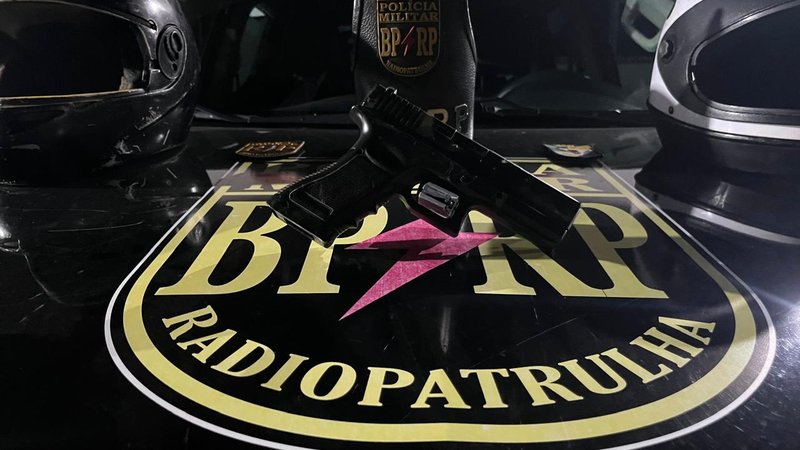 Dupla é presa e simulacro de arma de fogo é apreendido em área de mata em Aracaju